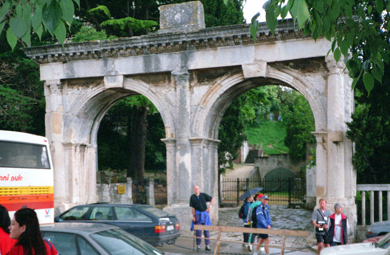 Porta Gemina -  Doppeltor aus dem 2. Jahrhundert, ursprnglich Teil der antiken Stadtmauern von Pula