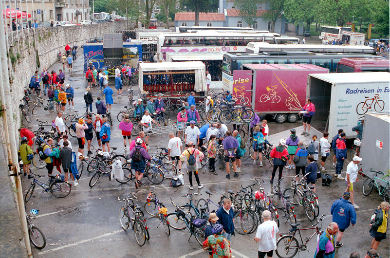 auf dem groen Parkplatz vor dem Amphietheater in Pula werden dieFahrrder<br>in die bereitstehenden Fahrradanhnger der Busser verladen