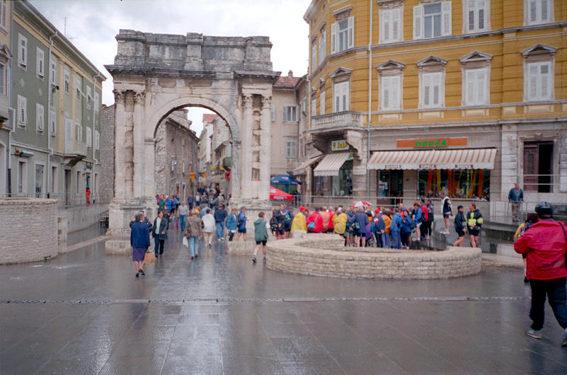 rmischer Triumphbogen in Pula, der um das Jahr 30 v. Chr. im Auftrag von Salvia Sergi<br>als Denkmal fr drei Brder , die im rmischen Imperium hohe mter begleideten gebaut wurde