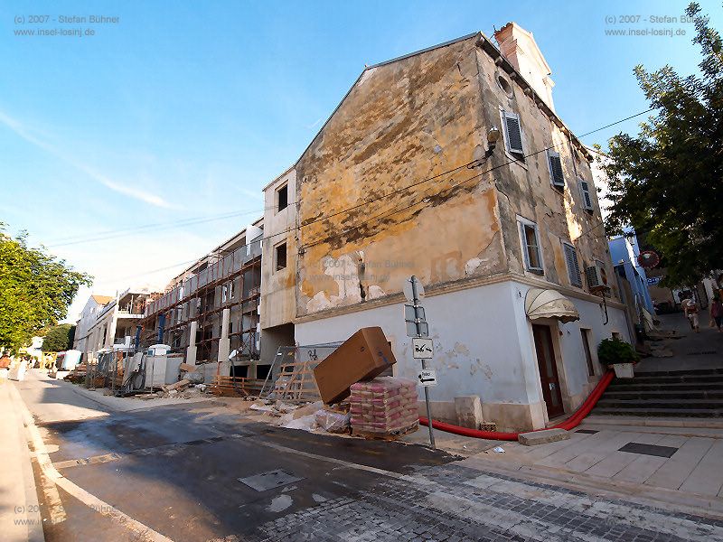 das neue Wohn- und Geschftshaus in Mali Losinj, vom Hafen aus fotographiert