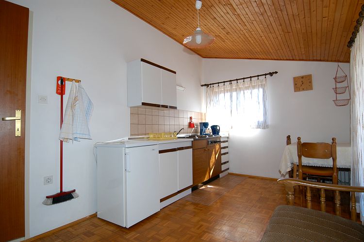 2 bis 3-Personenapp.**, (ca. 28 mq) bestehend aus DZ, Kche mit Couch & Balkon Sd, DU/WC auf dem Gang, 2. Stock.<br><br>Ausstattung: E-Herd mit 4 Kochplatten, Khlschrank, Kaffe- und Brotmaschine, E-Wk.,  Pension Theimer Mali Losinj