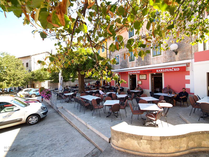 Straencaffes auf dem Markplatz von Nerezine