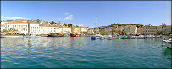 der Hafen von Mali Losinj - Blick auf den Platz im Hafen, wo im Sommer Konzerte und Veranstaltungen stattfinden