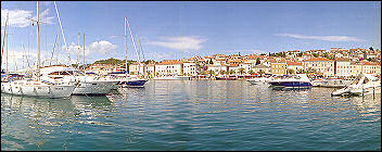 Ostseite des Hafens von Mali Losinj mit Bootsstegen der Marina Mali Losinj