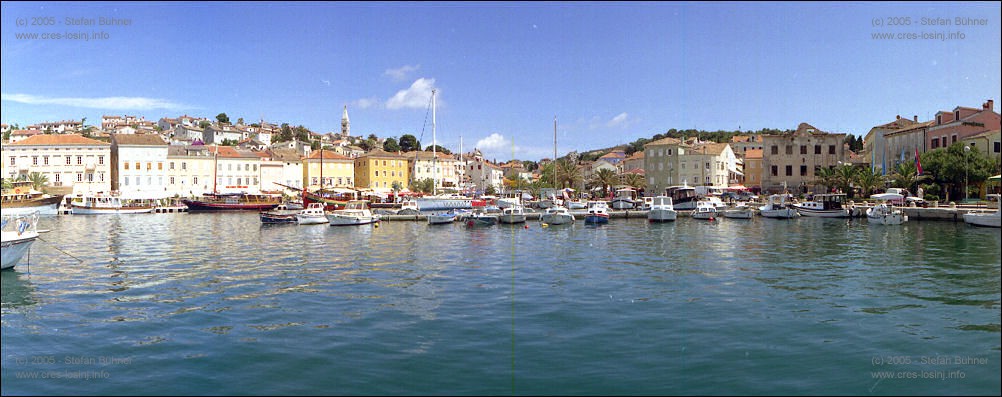 Panoramafotos von Mali Losinj - der Hafen von Mali Losinj - Blick auf die Gemeindekirche der Geburt der Jungfrau Maria mit einer 