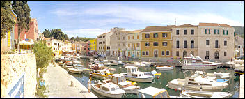 Komplettaufnahme des Hafens - auf der rechten Seite das Touristbro VAL und das Postamt von Veli Losinj, auf der linken Seite die Pension Saturn