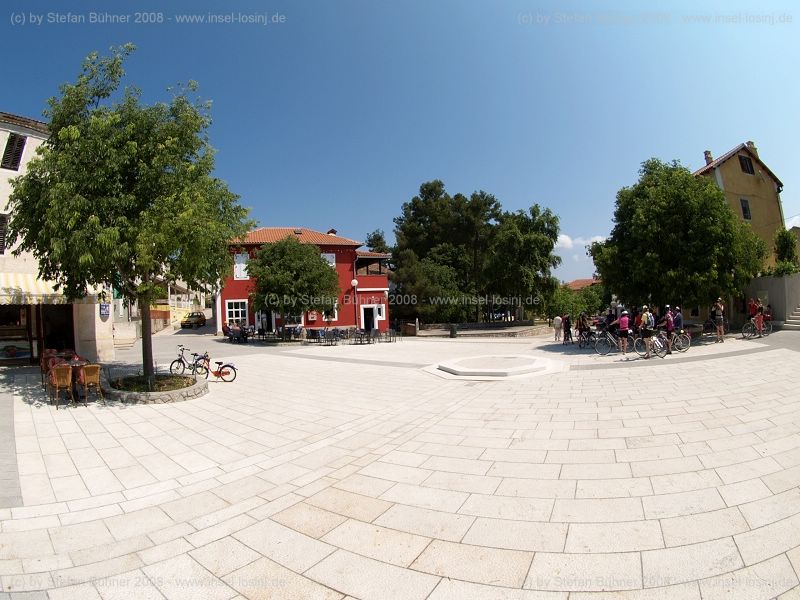 komplett mit neuem, hellen Stein gestaltet, der Marktplatz von Nerezine