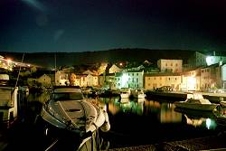 der Hafen Rovenska bei Nacht