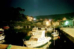 der Hafen Rovenska in Veli Losinj bei Nacht